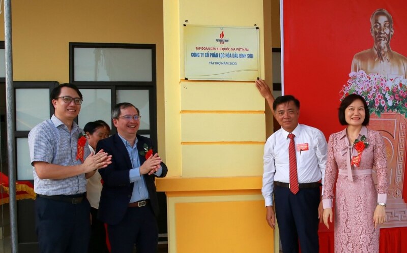 Nghi thức gắn biển công trình Nhà học 3 tầng 12 phòng học và các hạng mục phụ trợ Trường Tiểu học và THCS xã Minh Tân.