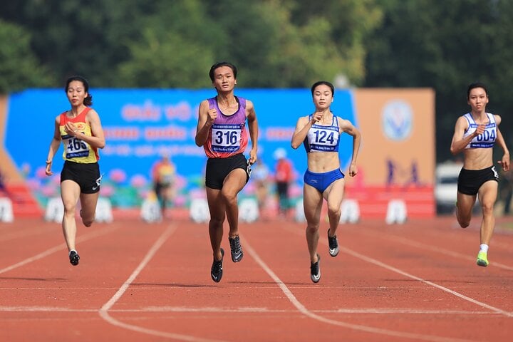 Trần Thị Nhi Yến (số đeo 316) giành HCV nội dung 200 mét nữ.