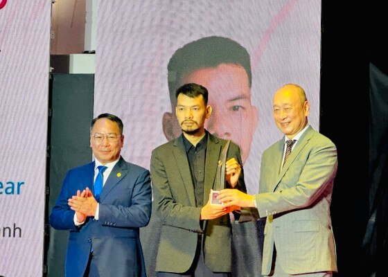 Nghệ sĩ Trịnh Minh Tiến đoạt giải UOB Painting of the Year năm đầu tiên tại Việt Nam ảnh 2