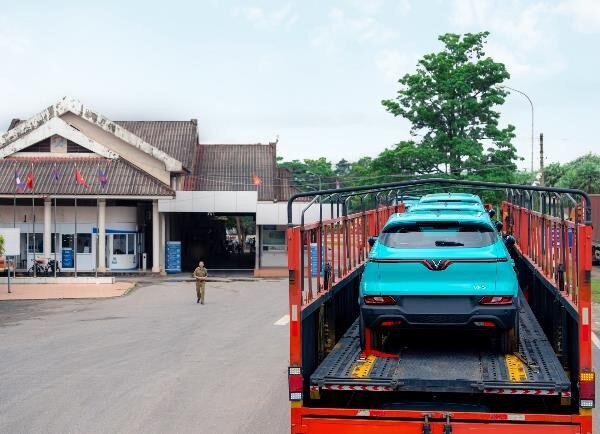 Lô xe Xanh SM đầu tiên chờ làm thủ tục thông quan tại Lào.