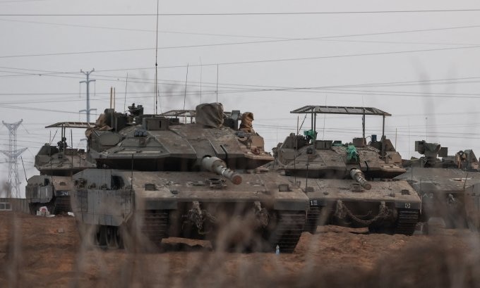 Xe tăng Israel tập kết gần Dải Gaza hôm 22/10. Ảnh: Reuters