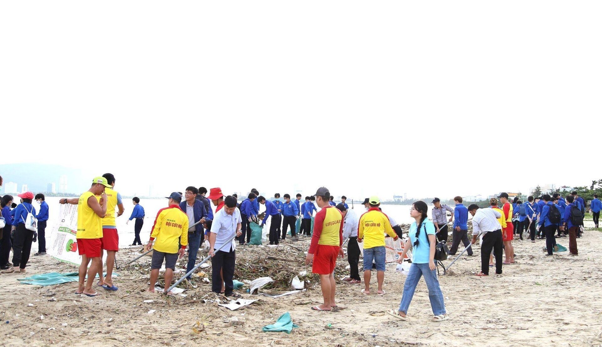 3.000 người dọn rác bủa vây vịnh Đà Nẵng sau mưa lũ - 1