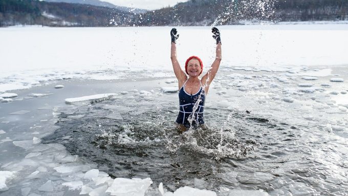 Một người phụ nữ tắm trong hồ nước đóng băng. Ảnh: iStock
