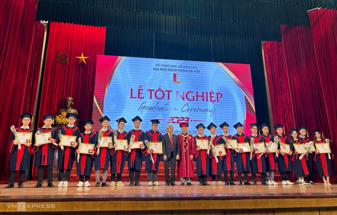 Sinh viên tốt nghiệp xuất sắc Đại học Bách khoa Hà Nội được tặng bằng khen và biểu trưng mạ vàng. Ảnh: Dương Tâm