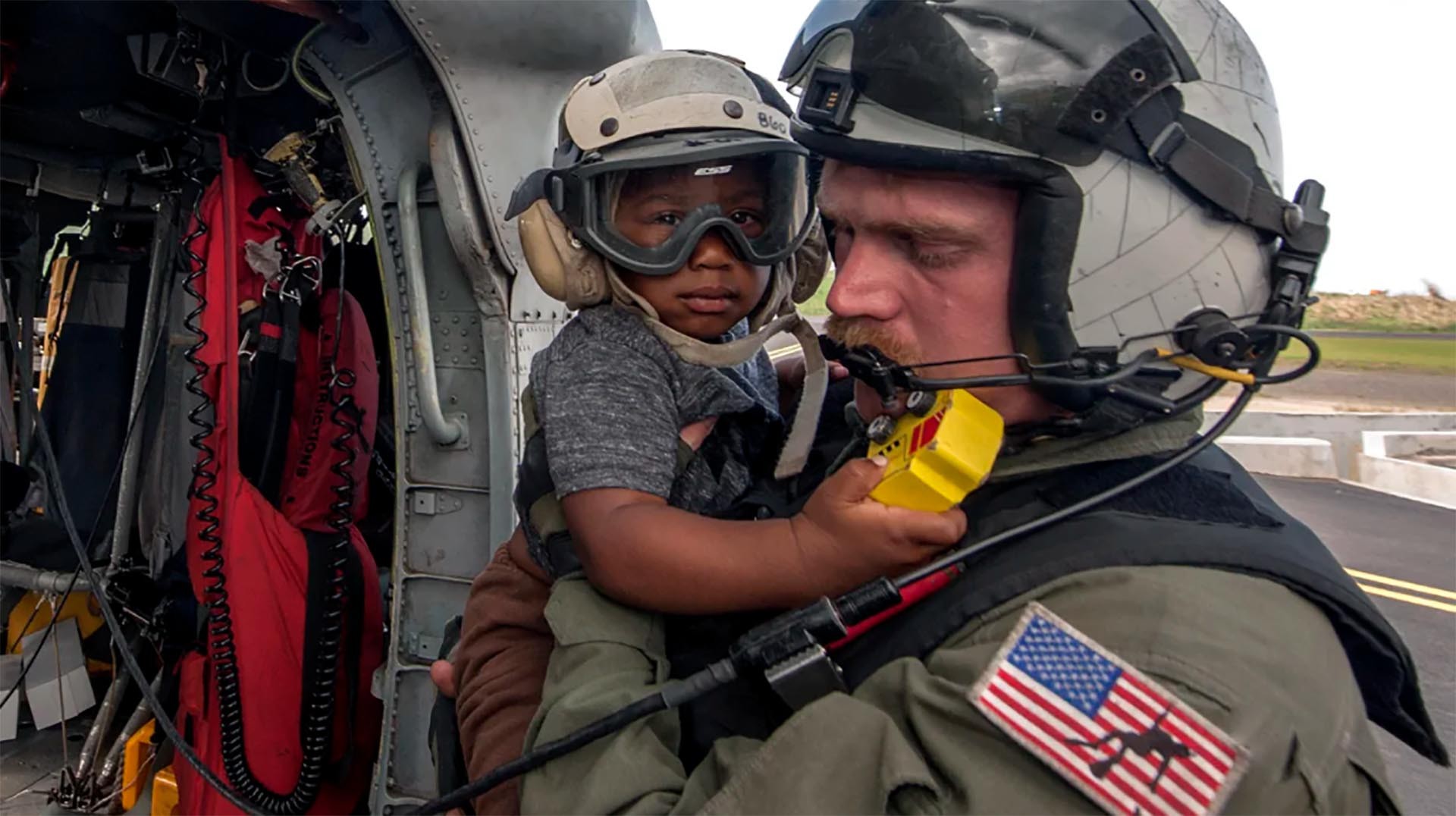 Hình ảnh về phi công Mỹ bế em bé sơ tán khỏi đảo Dominica, ngày 27/9/2017. (Nguồn: Getty Images)
