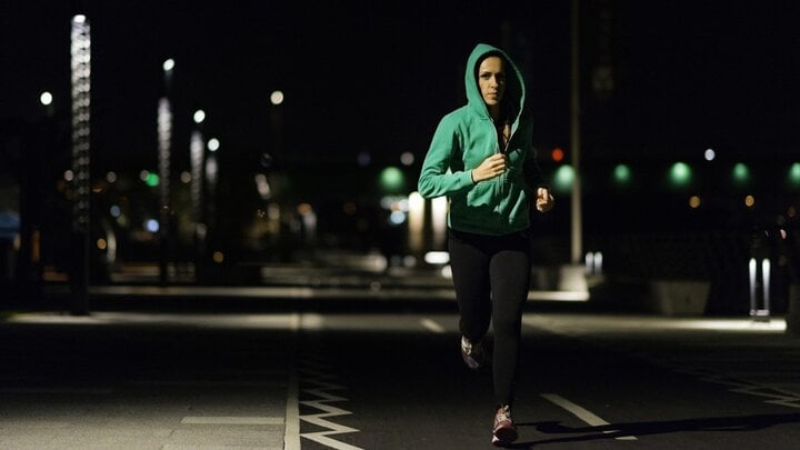 Chạy bộ buổi tối cũng nhận được nhiều lợi ích với sức khoẻ. Ảnh minh hoạ