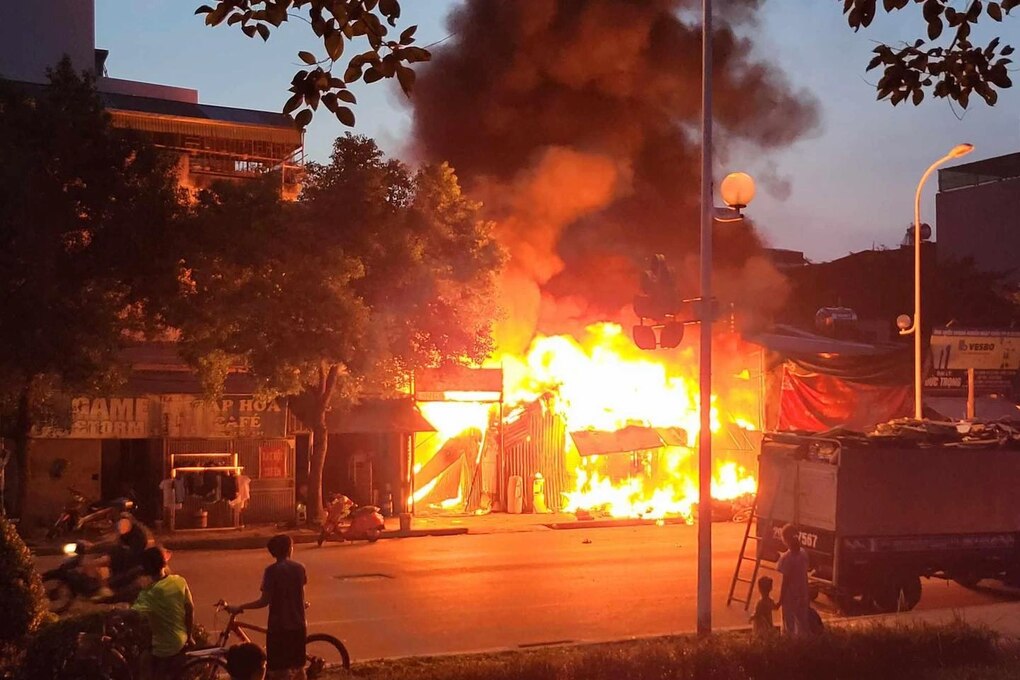 Cháy cơ sở thu mua phế liệu ở Hà Nội, 3 mẹ con tử vong - 1