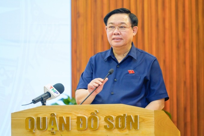 Chủ tịch Quốc hội tiếp xúc cử tri quận Đồ Sơn. Ảnh Lê Tân