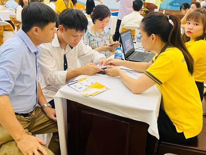 Trần Trường Sơn ở quận Long Biên (Hà Nội) cảm thất bất ngờ khi có thể nhanh chóng làm thủ tục cấp hộ chiếu trực tuyến qua Cổng dịch vụ công quốc gia. (Ảnh: B.M)