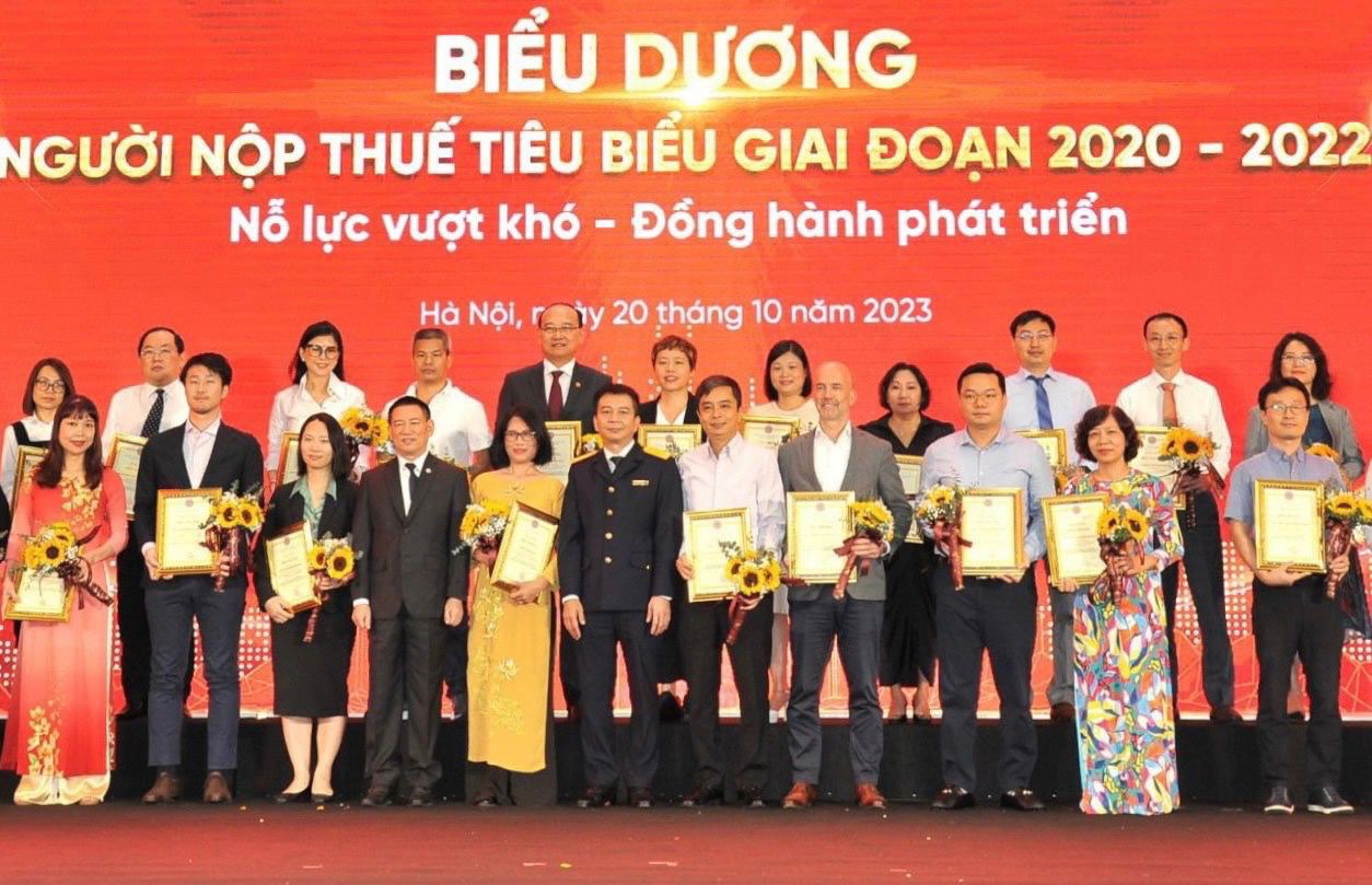 Công ty của tỉ phú Johnathan Hạnh Nguyễn được vinh danh doanh nghiệp nộp thuế tiêu biểu - Ảnh 1.