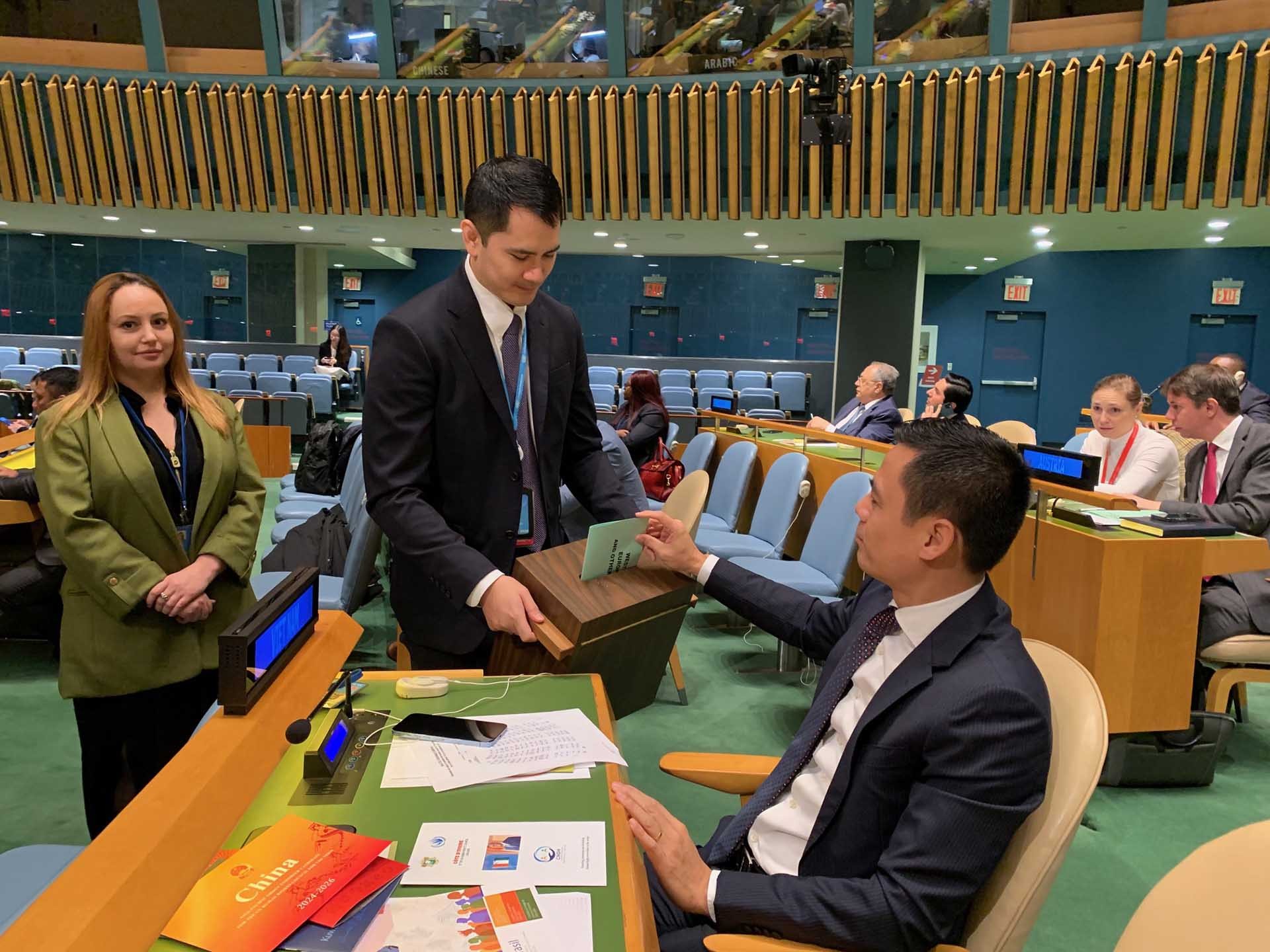 Đại sứ Đặng Hoàng Giang bỏ phiếu bầu thành viên của Hội đồng Nhân quyền, nhiệm kỳ 2024-2026.
