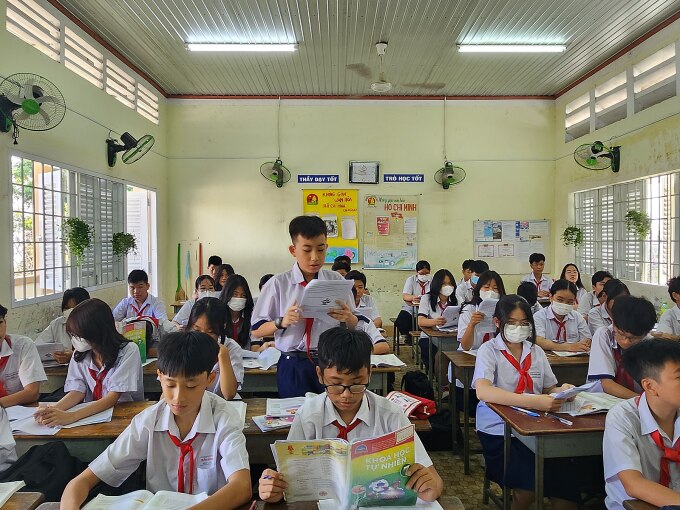 Học sinh trường THCS Trần Quang Khải, quận 12, trong tiết Khoa học tự nhiên, tháng 4. Ảnh: NQ