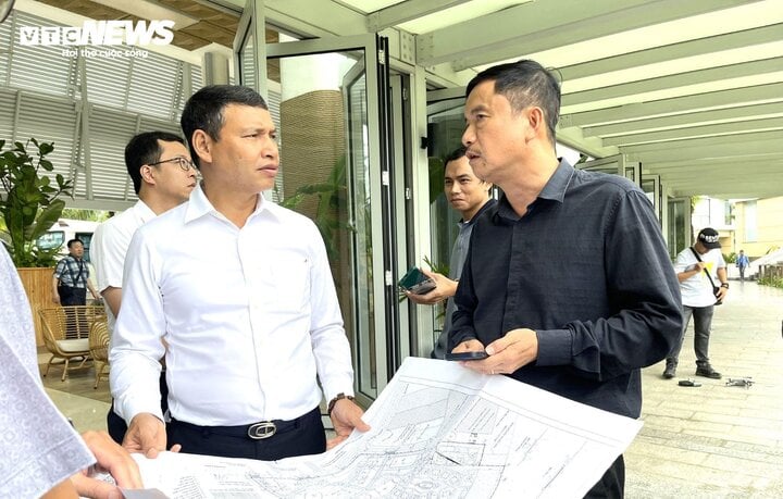 Ông Hồ Kỳ Minh, Phó Chủ tịch UBND TP Đà Nẵng (trái) làm việc với doanh nghiệp.