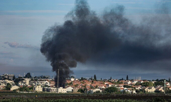 Khói bốc lên tại một thành phố của Israel sau đòn pháo kích từ Gaza sáng 7/10. Ảnh: Reuters