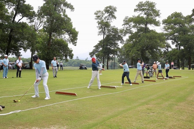 Các golfer thực hiện cú swing phát bóng khai mạc giải đấu - Ảnh: BTC