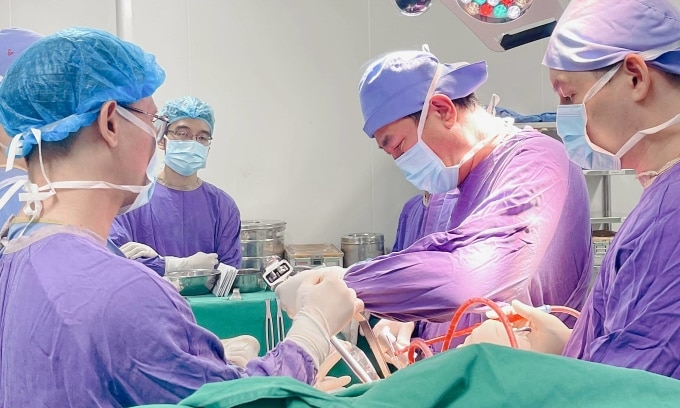 Các bác sĩ Bệnh viện Việt Đức mổ thị phạm một ca bệnh về chấn thương chỉnh hình, ngày 20/10. Ảnh: Kim Onah