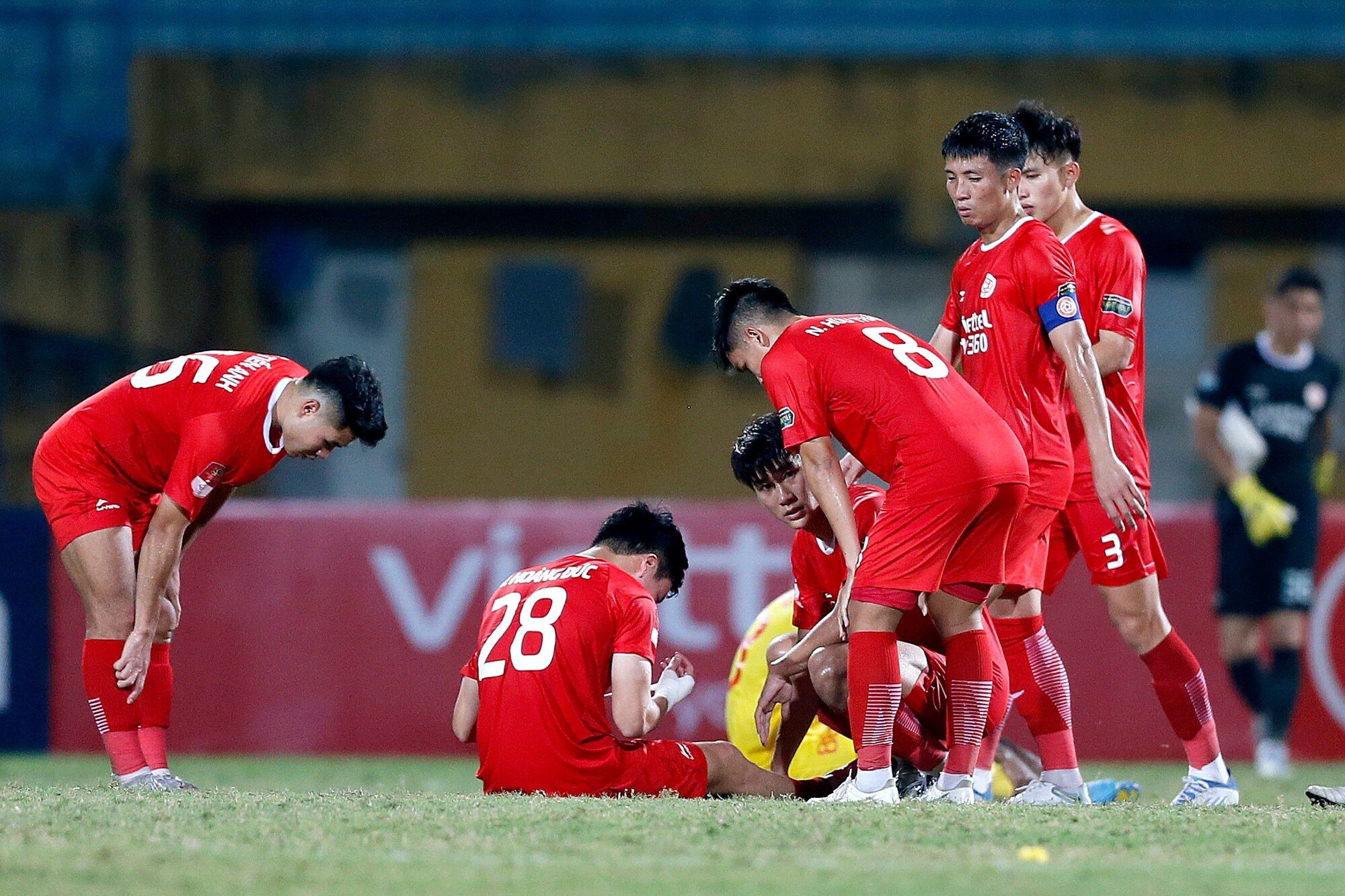 Cầu thủ CLB Viettel quây lại hỏi han Hoàng Đức sau trận hòa CLB Thanh Hóa 1-1