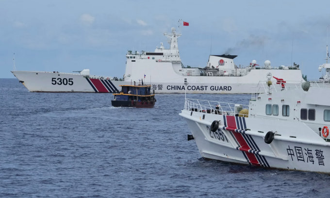 Tàu tiếp vận Philippines bị hải cảnh Trung Quốc truy cản gần bãi Cỏ Mây hồi tháng 8. Ảnh: AP