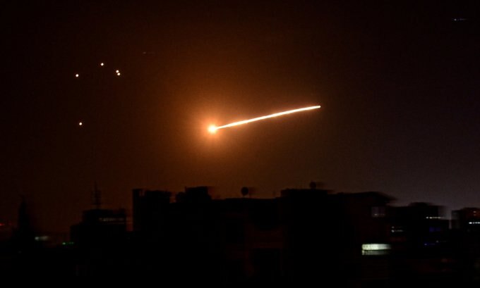 Vệt tên lửa trên bầu trời Damascus trong cuộc không kích của Israel hồi năm 2020. Ảnh: Reuters