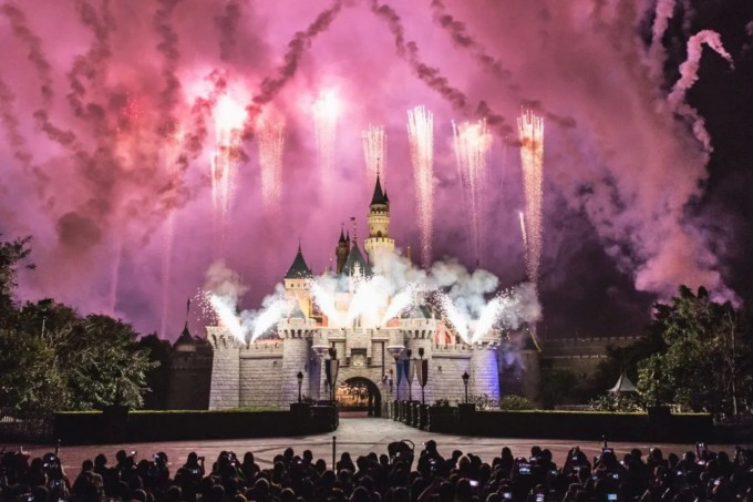 Disneyland Hong Kong về đêm. Ảnh: Unsplash
