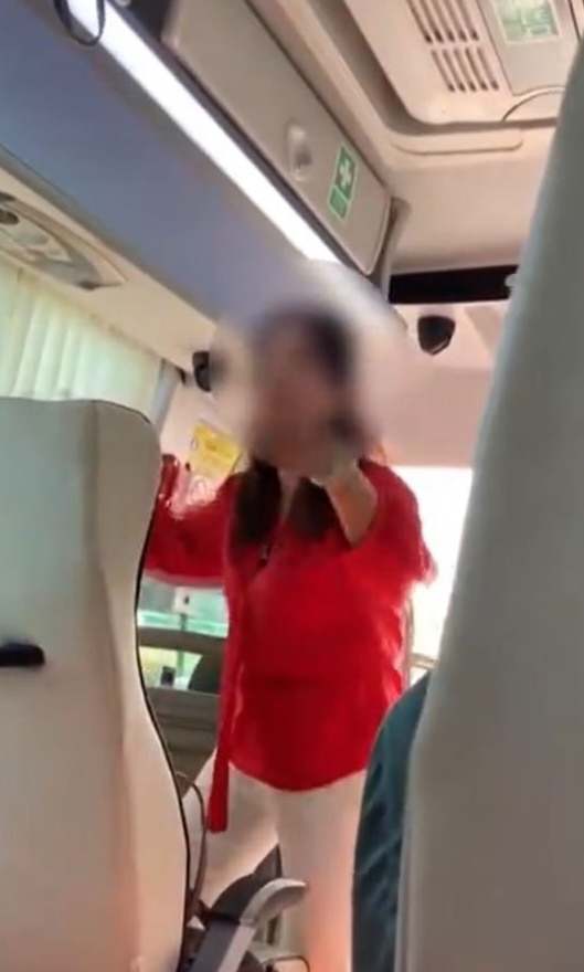 chinese tour guide yells at tourist for refusing to shop