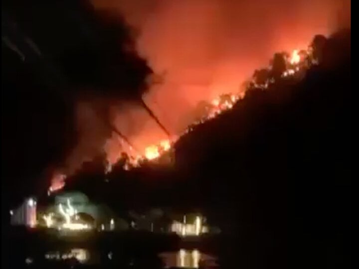 Ngọn lửa bao trùm khu rừng phòng hộ tại huyện Sóc Sơn. (Ảnh: Chụp màn hình)