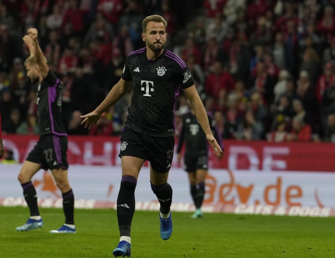 Kane (phải) mừng bàn trong trận Bayern thắng 3-1 trên sân Mainz. Ảnh: FCB