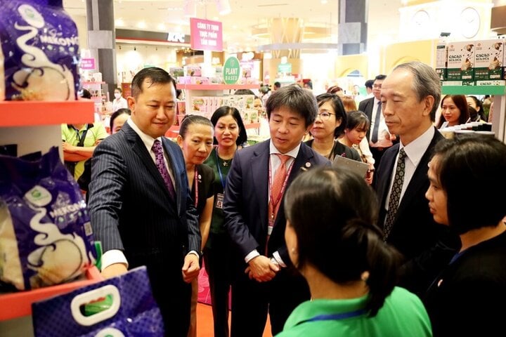 Các đại biểu tham quan sản phẩm doanh nghiệp Việt được giới thiệu tại triển lãm.