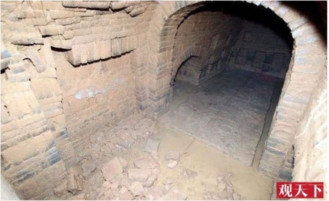Nhóm công nhân tình cờ phát hiện ngôi mộ cổ nghìn năm trong quá trình thi công. (Ảnh: Sohu)