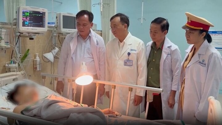 Quyền Chủ tịch UBND tỉnh Đồng Nai Võ Tấn Đức thăm hỏi nạn nhân vụ tai nạn (Ảnh: CTV)