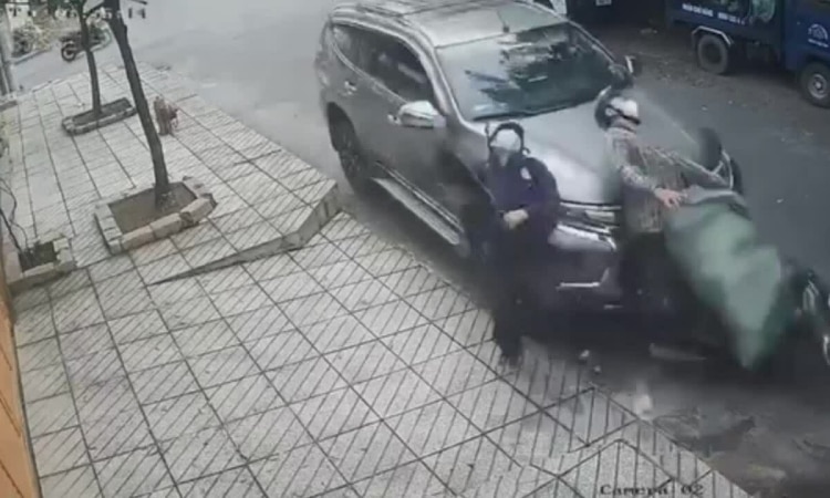 Tài xế lái ôtô tông hai người nghi trộm chó