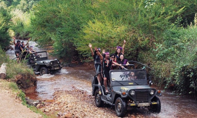 Tour phá rừng, băng suối bằng xe jeep ở làng Cù Lần. Ảnh: Bestprice.vn