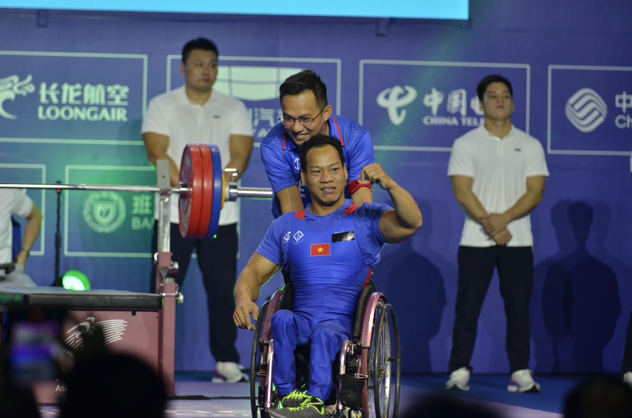 Lực sĩ Lê Văn Công nén đau đoạt huy chương Asian Para Games  - Ảnh 1.