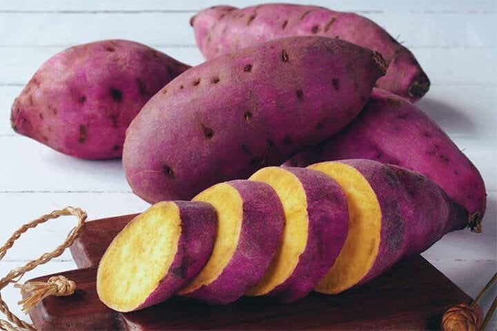 Khoai lang, khoai tây chứa tinh bột giúp no bụng, không gây tích mỡ.