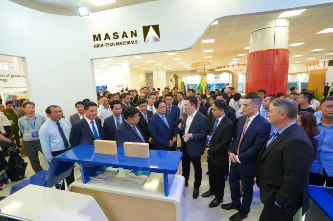 Thủ tướng Chính phủ thăm gian trưng bày của Masan High-Tech Materials tại triễn lãm sáng 28/10. Ảnh: Masan High-Tech Materials
