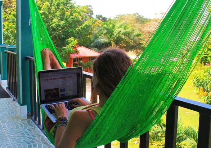 Lauren Juliff làm việc khi đang du lịch ở Belize. Ảnh: Instagram