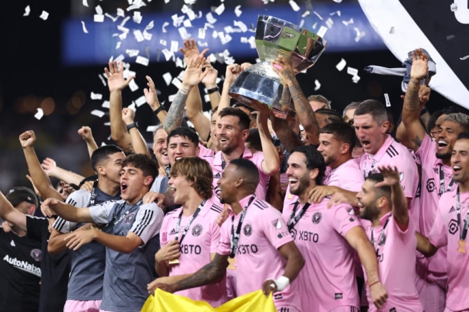 Messi và đồng đội nâng Leagues Cup sau trận chung kết hôm 20/8. Ảnh: AFP