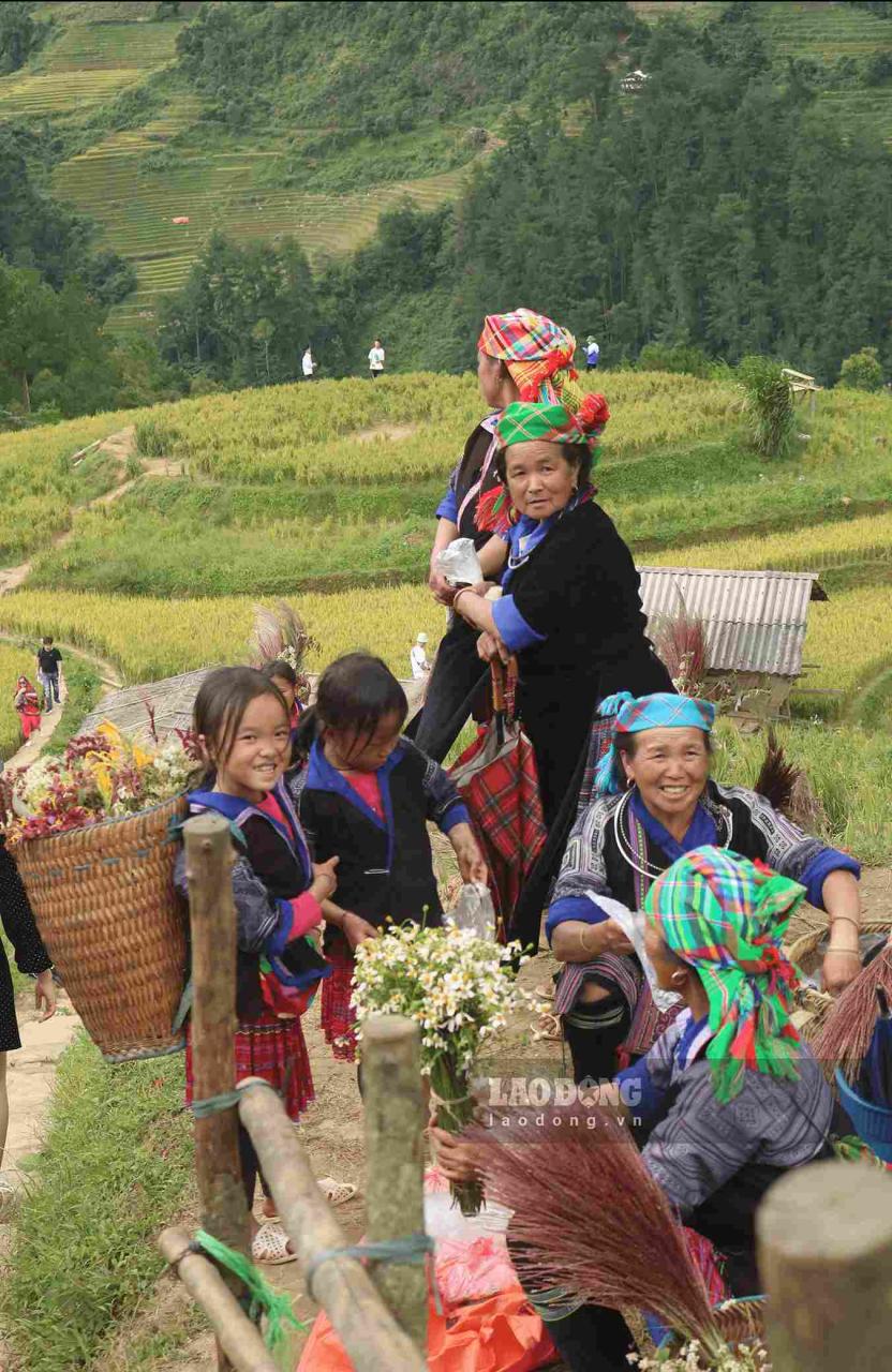 Phụ nữ, em gái người Mông với nụ cười thân thiện