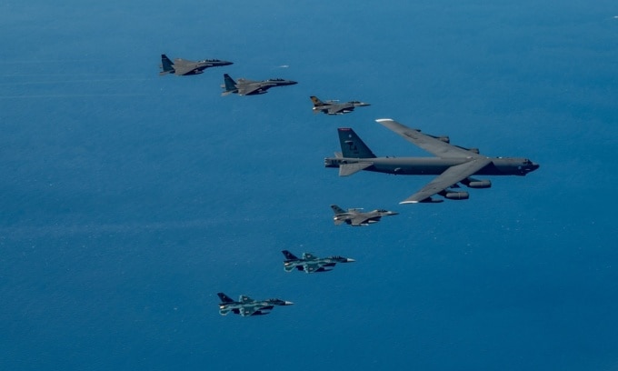 Máy bay ném bom B-52 của Mỹ bay theo đội hình cùng các chiến đấu cơ Hàn Quốc, Nhật Bản trong cuộc tập trận không quân chung ngày 22/10. Ảnh: Không quân Mỹ