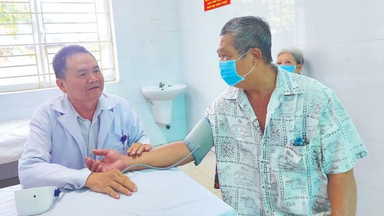 Bác sĩ nghỉ hưu tham gia công tác khám chữa bệnh cho người dân ở Trạm Y tế xã Tân Thới Nhì, huyện Hóc Môn, TPHCM