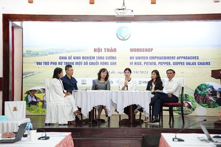 Bà Lê Thị Hoài Thương, Quản lý Đối ngoại cấp cao, Nestlé Việt Nam (thứ 4 từ trái qua phải) chia sẻ cùng các diễn giả tại hội thảo ngày 25/10.