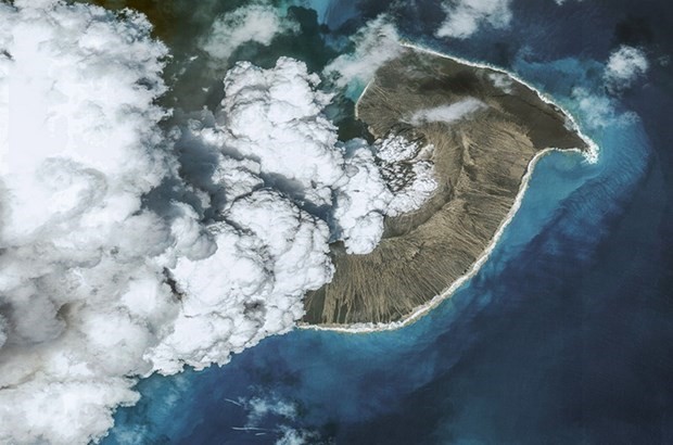 Núi lửa Hunga Tonga-Hunga Ha'apai gây ra sóng xung kích khắp địa cầu và tạo ra một luồng hơi nước bay cao bơm hàng tỷ kg nước vào tầng bình lưu. (Nguồn: Getty Images)
