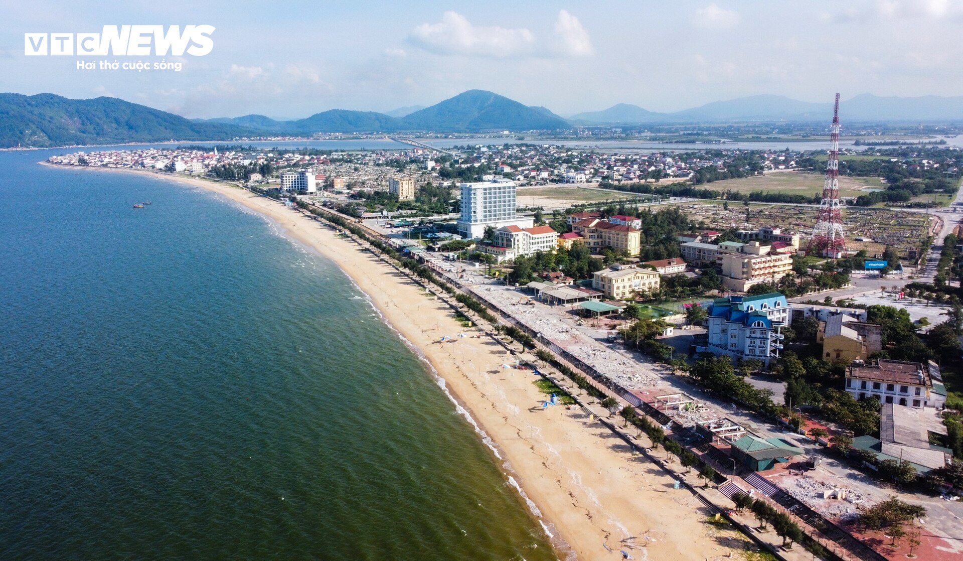 Phá dỡ gần 50 ki ốt án ngữ trước bãi biển đẹp nhất Hà Tĩnh - 1