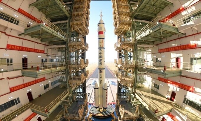 Tàu vũ trụ Thần Châu 17 sẽ cất cánh trên tên lửa Trường Chinh 2F. Ảnh: Xinhua