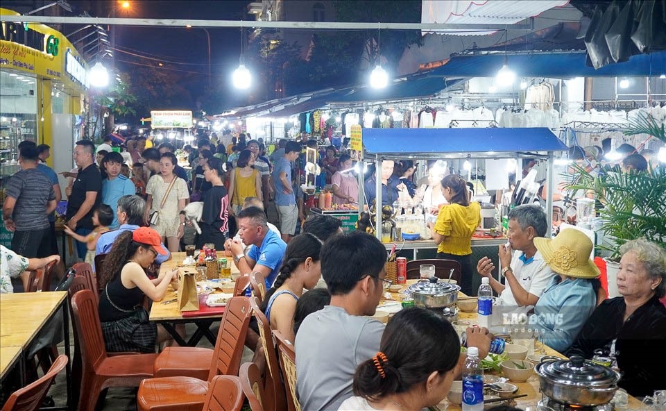 Chợ đêm Phú Quốc đông nghịt người. Ảnh: Nguyên Anh