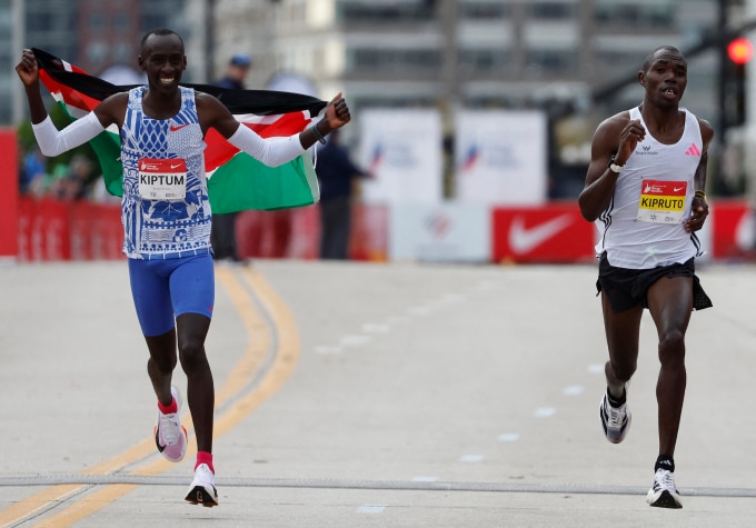 Kiptum dùng đôi NikeDev163 khi về nhất, lập kỷ lục thế giới ở Chicago Marathon 2023 ngày 8/10, trong khi người người về nhì, đồng hương Rhonex Kipruto dùng đôi Adios Pro Evo 1. Ảnh: AFP