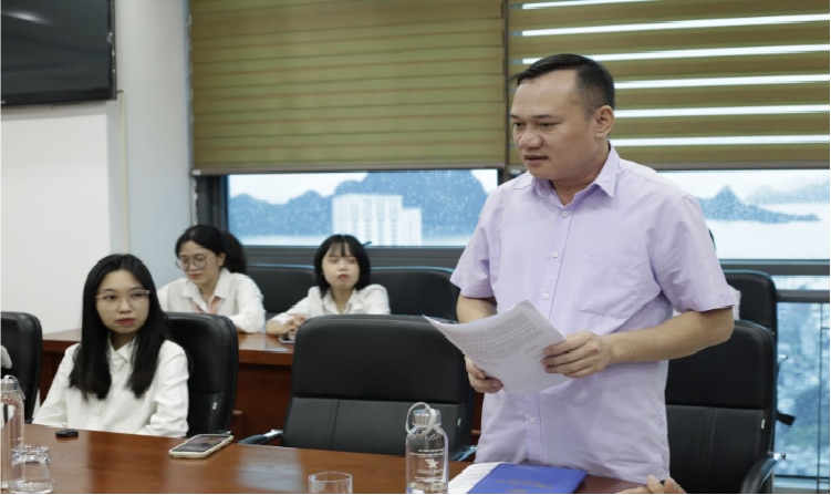 Ông Lý Công Tự - Phó trưởng phòng Thông tin, Báo chí, và Xuất bản tỉnh Quảng Ninh, báo cáo tình hình thực hiện tại địa phương.