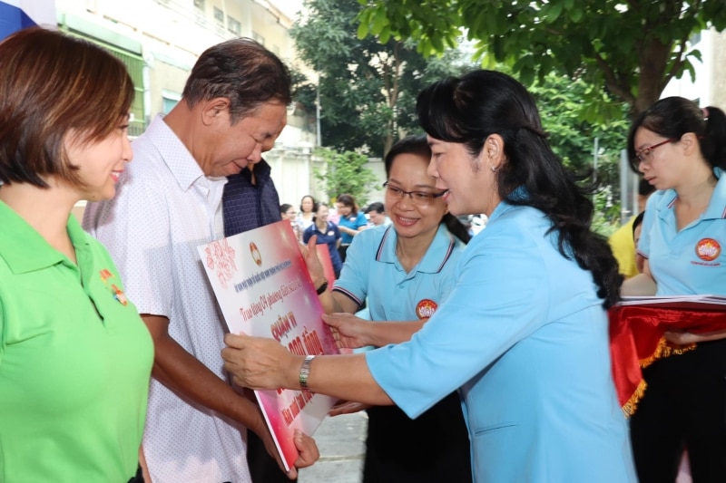 Ban Thường trực Ban Thường trực Ủy ban MTTQ Việt Nam - Ban vận động, quản lý và sử dụng Quỹ “Vì người nghèo” TP.HCM đã trao tặng kinh phí hỗ trợ 97 phương tiện sinh kế cho người lao động thuộc hộ nghèo, hộ cận nghèo.
