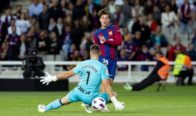 Guiu hạ Unai Simon trong pha làm bàn giúp Barca thắng Bilbao 1-0 ở vòng 10 La Liga trên sân Montjuic ngày 22/10. Ảnh: Diario Sport