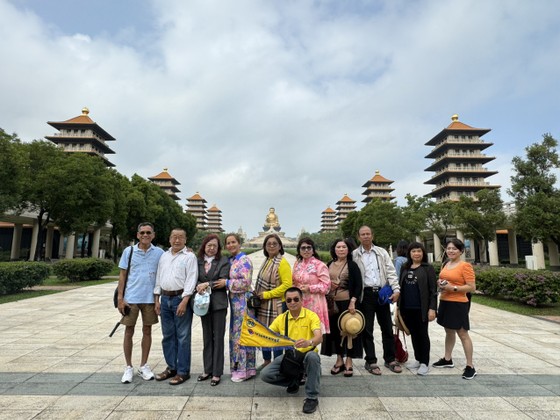 Hướng dẫn viên Vietravel đang dẫn đoàn khách tham quan Đài Loan (Trung Quốc) ảnh 1